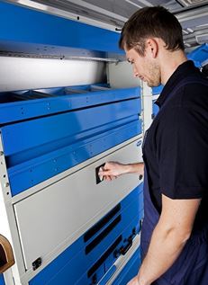 01_Repisa para PC e impresora para furgoneta